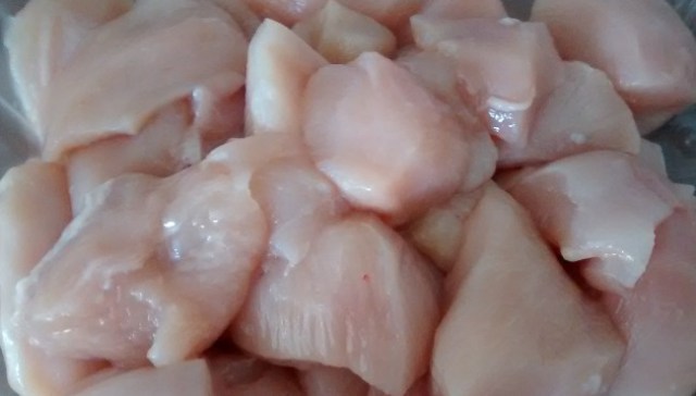 Can raw chicken go in slow cooker?