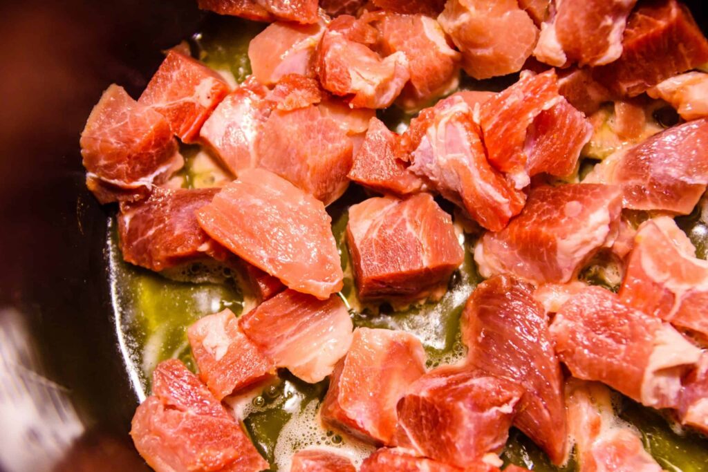 Voitko laittaa raakaa lihaa suoraan hitaaseen keittimeen?