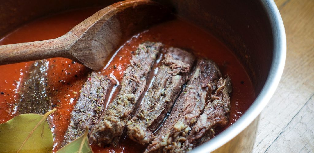 Hvorfor bliver kød sejt i en slow cooker?
